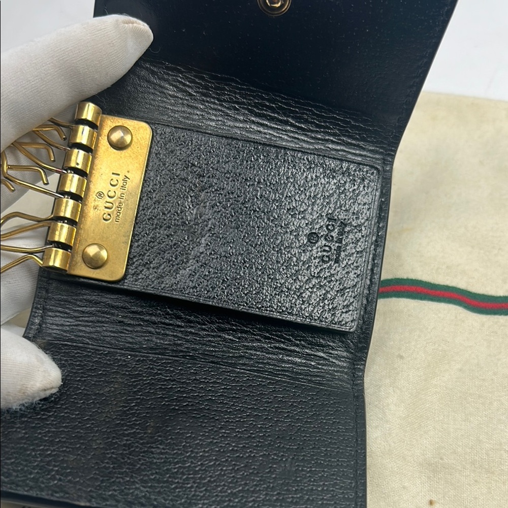 GUCCI Black Leather six key holder with Gold Bee - Picture 5 of 10